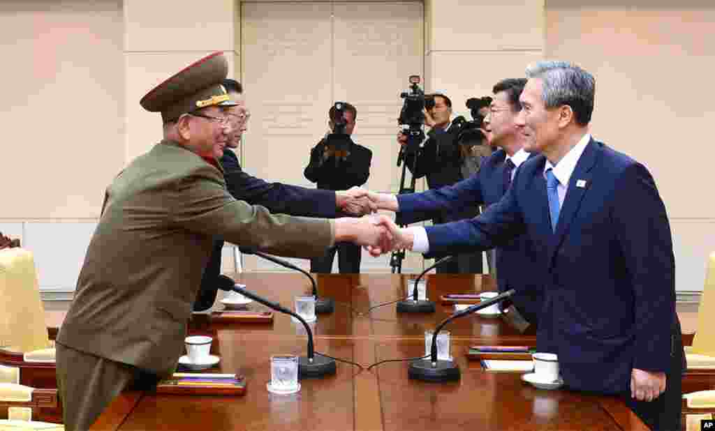 &nbsp;ملاقات میں جنوبی کوریا کی صدر پارک گیون ہئی کے مشیر برائے قومی سلامتی اور شمالی کوریا کے رہنما کم جونگ اُن کے قریبی ساتھی شریک ہیں۔