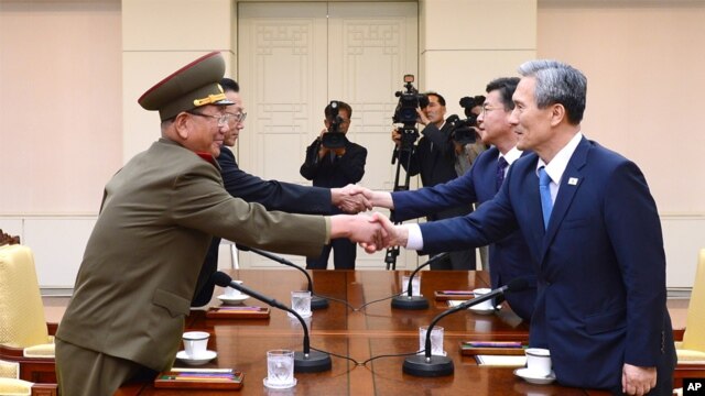 Altos funcionarios de Corea del Norte y Corea del Sur se reúnen a puerta cerrada en la localidad fronteriza de Panmunjom.