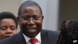 VaElton Mangoma vadzingwa mubato reMDC vachipomerwa mhosva dzino sanganisira kuzvidza VaTsvangirai