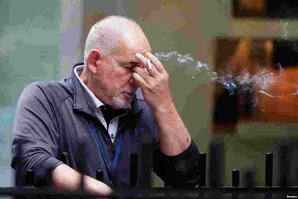 Un hombre fuma un cigarrillo fuera de la Bolsa de Valores de Nueva York en el distrito de Manhattan de la ciudad de Nueva York, dos d&#237;as despu&#233;s de las elecciones presidenciales de EE.UU., 2020, Nueva York, 5 de noviembre de 2020.