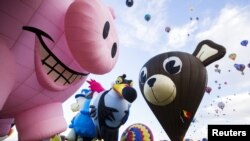 FILE - Attendees watch as hot air balloons lift off during the 2015 Albuquerque International Balloon Fiesta in Albuquerque, New Mexico, October 7, 2015. (REUTERS/Lucas Jackson)