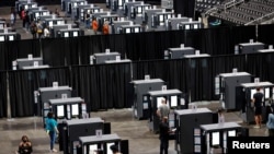 La gente emitió sus votos durante la votación anticipada para las próximas elecciones presidenciales dentro del State Farm Arena de los Atlanta Hawks en Atlanta, Georgia, EE. UU., 12 de octubre de 2020. REUTERS/Chris Aluka Berry