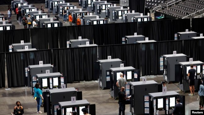 La gente emitió sus votos durante la votación anticipada para las próximas elecciones presidenciales dentro del State Farm Arena de los Atlanta Hawks en Atlanta, Georgia, EE. UU., 12 de octubre de 2020. REUTERS/Chris Aluka Berry