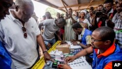 Shugaban kasa John Dramani Mahama na kada kuri'arsa. 