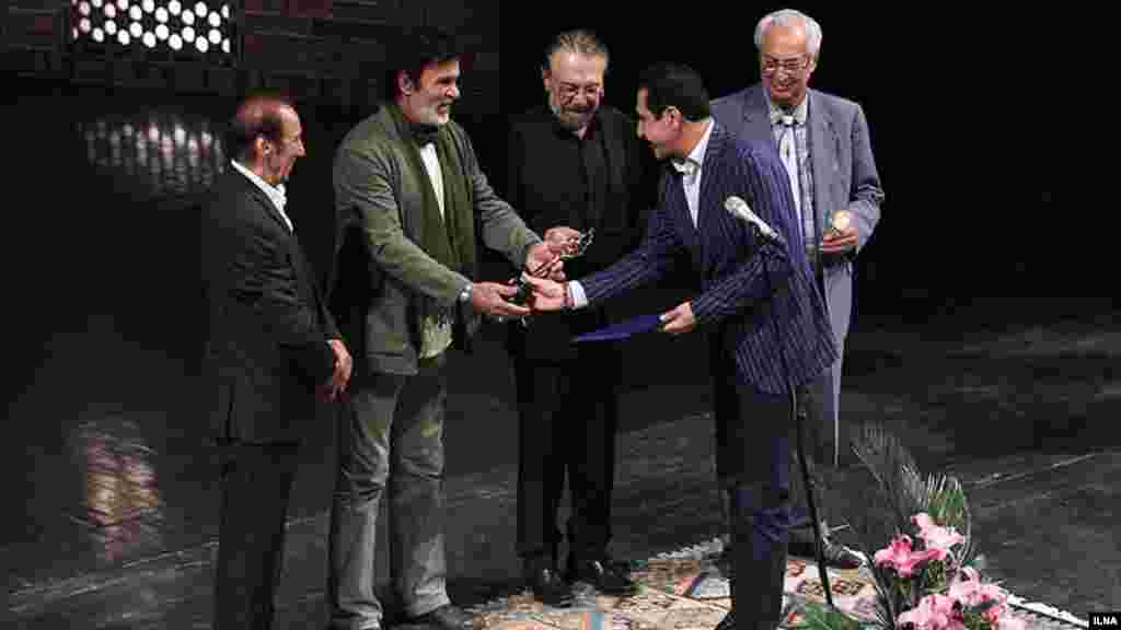 "حبیب محبیان" که با نام هنری حبیب معروف شده، در جشن سالانه "موسیقی ما" بر روی سن به برگزیدگان جایزه داد. حبیب که سالها مقیم لس آنجلس بود، سال 88 بعد از نامه نگاری با دولت احمدی نژاد به ایران رفت. او بارها در مراسم دولتی حاضر بود اما اینک در روی سن بیشتر دیده می شود. عکس: کیانوش محبیان، ایرنا 