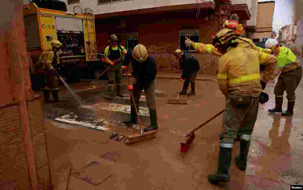 En la ciudad de Paiporta, golpeada por la DANA, toman medidas para mitigar los posibles efectos de nuevas lluvias.