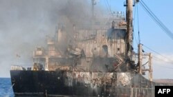 우크라이나 해군이 촬영하여 2026년 7월 19일에 공개한 이 유인물(배포) 사진은, 러시아의 미사일 공격으로 추정되는 공습 이후 흑해에서 파괴된 민간 화물선 '골든 레오(Golden Leo)'호의 모습을 보여주고 있다.