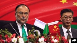 Menteri Perencanaan dan Pembangunan Pakistan, Ahsan Iqbal (kiri), dan Duta Besar China untuk Pakistan, Yao Jing, menghadiri acara peluncuran rencana kerja sama jangka panjang CPEC di Islamabad, Pakistan, 18 Desember 2017. (Foto: dok).