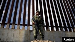 México dijo el viernes 6 de septiembre de 2019 que redujo en un 56% el flujo de migrantes indocumentados hacia la frontera con EE.UU. entre junio y agosto, como parte de un plan migratorio firmado con Washington que será revisado la próxima semana por ambos países.