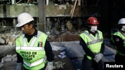 Nhân viên điều tra tại hiện trường sau vụ nổ tại trụ sở chính của tổng công ty dầu khí Pemex ở Mexico City.