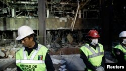 Gedung kantor pusat perusahaan minyak negara Meksiko (PEMEX) terlihat hancur pasca ledakan tanggal 1 Februari 2013 (Foto: dok). Penyelidik mengungkapkan bahwa percikan api listrik memicu ledakan akumulasi gas metana di lantai bawah tanah gedung tersebut.