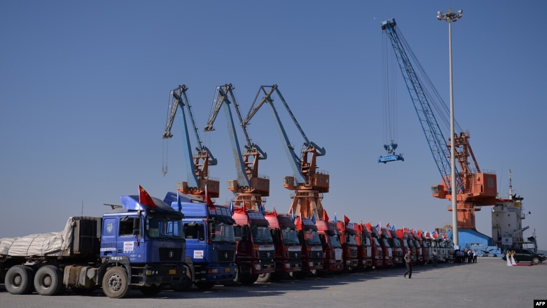 Truk-truk China terlihat di pelabuhan Gwadar, Pakistan (13/11). Beijing menanam lebih dari 60 miliar dolar dalam proyek infrastruktur dan energi di Pakistan.