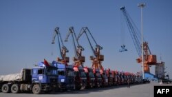 Truk-truk China terlihat di pelabuhan Gwadar, Pakistan (13/11). Beijing menanam lebih dari 60 miliar dolar dalam proyek infrastruktur dan energi di Pakistan.