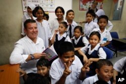 Menteri Imigrasi Selandia Baru Michael Woodhouse melakukan kunjungan ke UNHCR Tzu Chi Education Center di Selayang, pinggiran Kuala Lumpur, Malaysia, 19 April 2017, sebagai ilustrasi. (Foto: AP)