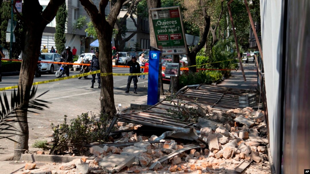 A damaged abandoned home is seen in the Juarez neighborhood after a strong earthquake jolted Mexico City, April 18, 2014. 