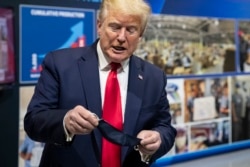 Дональд Трамп під час візиту на завод "Ford"