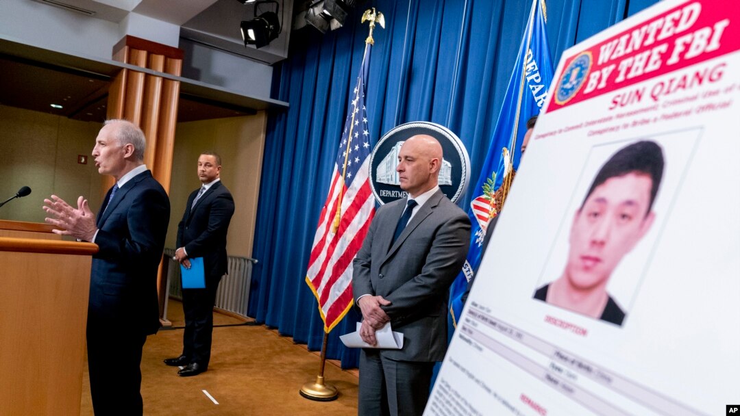 Zvaničnici Sekretarijata za pravdu i američki tužioci na pres konferenciji 2020. godine, uz poster koji prikazuje potjernicu za kineskim operativcem optuženim da je pokušao da spriječi kandidaturu kineskog disidenta u Njujorku za Kongres. (Foto: AP/Andrew Harnik)
