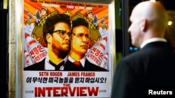 Petugas keamanan menjaga pintu masuk bioskop United Artists dalam pemutaran perdana film "The Interview" di Los Angeles, California (11/12). (Reuters/Kevork Djansezian)