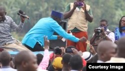 Patrick Amuriat Oboi, mgombea urais nchini Uganda akiwa katika kampeni.