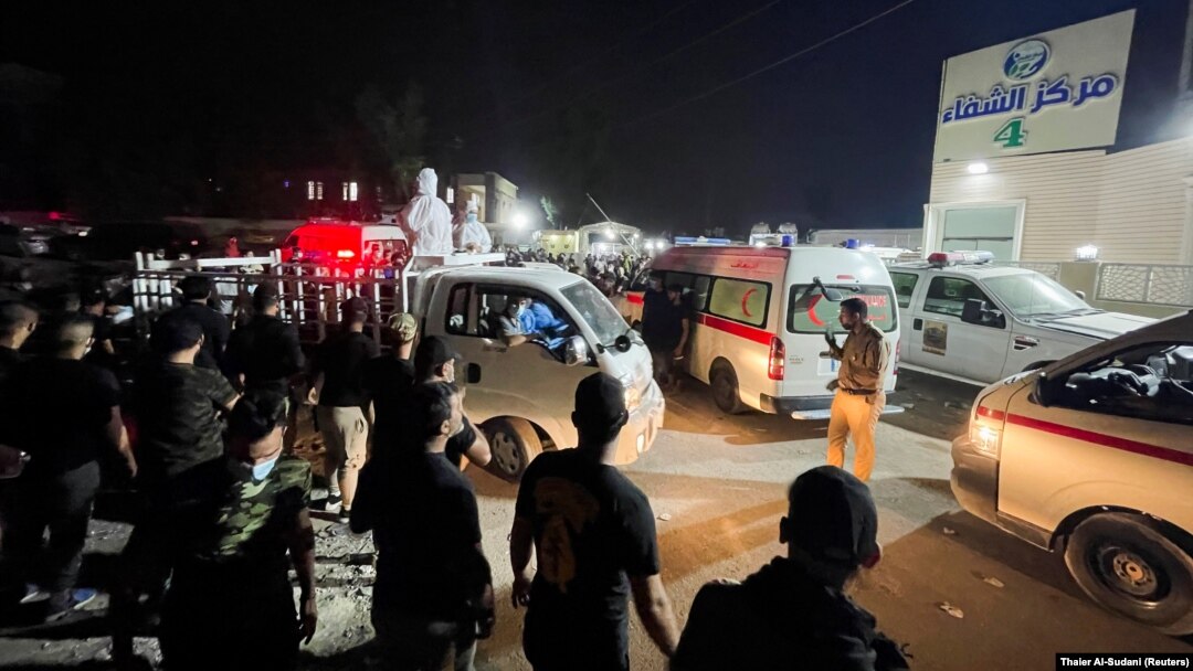 Orang-orang berkumpul di luar rumah sakit Ibn Khatib setelah kebakaran akibat ledakan tangki oksigen di Baghdad, Irak, 25 April 2021. (Foto: REUTERS/Thaier Al-Sudani)