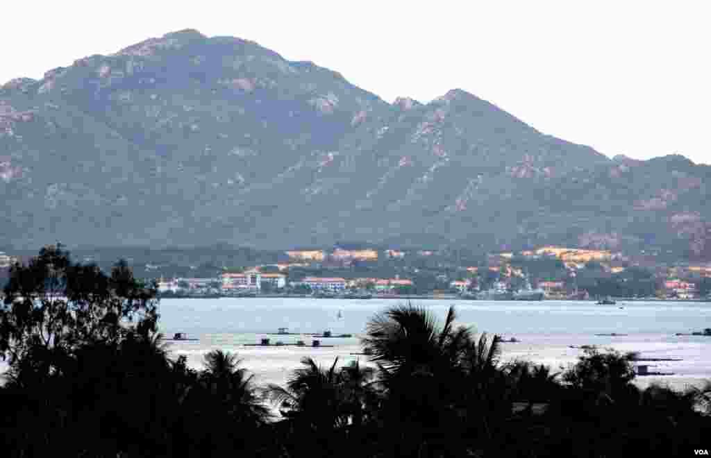 Kapal-kapal Angkatan Laut Vietnam hampir tidak terlihat di Pantai Cam Ranh. (D. Schearf/VOA)