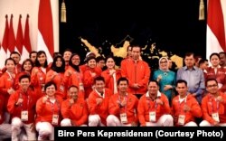 Presiden Joko Widodo dan ibu negara Iriana berfoto bersama para atlet Indonesia yang bertanding di Asian Games 2018, di Istana Negara.