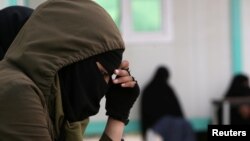 Beberapa perempuan eks istri militan ISIS yang ditahan di kamp al-Hol, Hasaka, Suriah (foto: dok). 