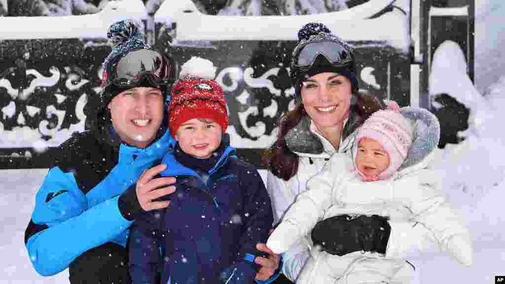 Pangeran William dan istrinya Duchess of Cambridge dengan dua anak mereka, Putri Charlotte, (kanan) dan Pangeran George menikmati liburan dengan bermain ski di pegunungan Alpen, Perancis.