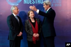 Chile's Foreign Minister Heraldo Munoz, left, and President Michelle Bachelet, center, chat with U.S. Secretary of State John Kerry at the Our Ocean summit, Oct. 4, 2015.