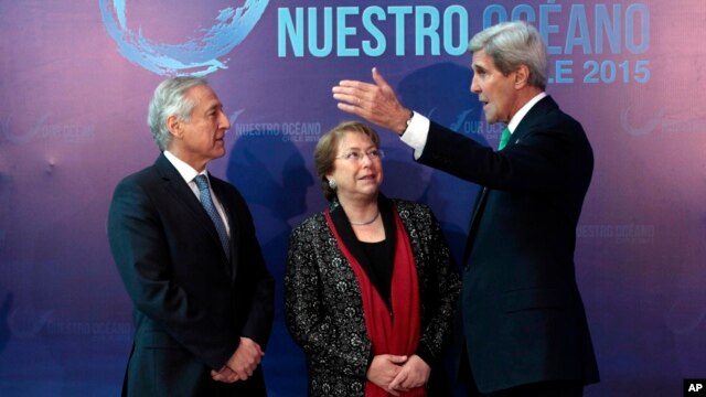 El secretario John Kerry conversa con la presidenta de Chile, Michelle Bachelet, y con su homólogo chileno, Heraldo Múñoz, durante la Conferencia Nuestro Océano, en Valparaíso, Chile.