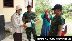 Pembagian masker oleh petugas di Pos Pengamatan Merapi Desa Ngepos, Kecamatan Srumbung, Magelang, Jawa Tengah, Senin, 21 Mei 2018. (Foto: BPPTKG)