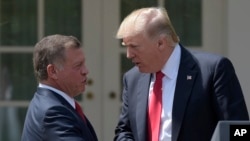 El presidente Donald Trump y el rey Abdalá de Jordania se dan la mano tras la conferencia de prensa conjunta que brindaron en el Jardín de las Rosas de la Casa Blanca. 