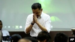 Founder and owner of Lion Air Rusdi Kirana bows in front of relatives of the victims in the crashed Lion Air jet during a press conference in Jakarta, Indonesia, Nov. 5, 2018. 