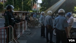 Authorities block parts of the road around the appeals court in Phnom Penh during the trial of Kem Sokha, leader of the opposition CNRP party, September 26, 2017. (David Boyle/VOA)