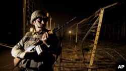 Lực lượng an ninh biên giới Ấn Độ (BSF) canh phòng trong cuộc tuần tra đêm gần hàng rào biên giới ở Suchet Garh, ngày 10/1/2013.