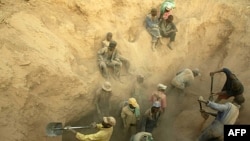 Công nhân làm việc tại mỏ kim cương Marange ở Zimbabwe