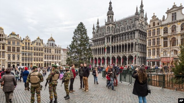 Soldados belgas patrullan la Plaza Grande en Bruselas, donde las celebraciones públicas de Año Nuevo fueron canceladas debido a una seria amenaza terrorista.