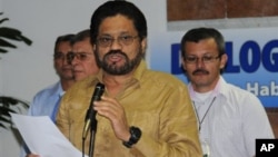 El jefe negociador de las FARC, Iván Márquez, hace declaraciones en La Habana. En marzo fue absuelto por el asesinato de un obispo, en un fallo que se dio a conocer este miércoles.