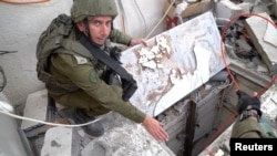 دانیل هاگاری، از سخنگویان ارتش اسرائیل، در کنار یکی از تونل‌های متعلق به گروه شبه‌نظامی حماس 