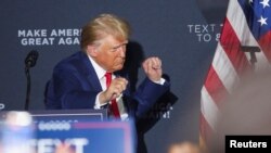 El expresidente de Estados Unidos y candidato presidencial republicano, Donald Trump, celebra al salir del escenario durante un mitin de campaña en Windham, New Hampshire, Estados Unidos, el 8 de agosto de 2023.