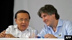 La imagen de archivo publicada por la oficina de prensa del Senado de Argentina, muestra al exministro de Obras Públicas de El Salvador Gerson Martínez (izquierda) junto al exvicepresidente argentino Amado Bodou. 