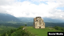 ბედიის მონასტერი, ქართული ხუროთმოძღვრების ერთ-ერთი მშვენება, გაერთიანებული საქართველოს პირველი მეფის, ბაგრატ მესამის მიერ, 999 წელს აგებული. 2011 წლის ფოტო