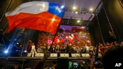 Delegados de la Asamblea Constituyente de Chile ondean banderas del país sobre el escenario durante una manifestación en favor de la nueva Constitución, en Santiago, Chile, el 1 de septiembre de 2022. 