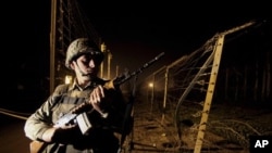 Binh sĩ biên phòng Ấn Độ (BSF) canh gác tại Garh, khoảng 27 km (17 dặm) về phía nam Jammu, Ấn Độ, ngày 10/1/2013.