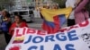 Los partidarios del exvicepresidente Jorge Glas aplauden después de que un tribunal de justicia ecuatoriano declarara que su arresto dentro de la embajada de México era ilegal, en Quito, Ecuador, el viernes 12 de abril de 2024.