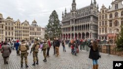 Tentara Belgia melakukan patroli di kawasan Grand Place, Brussels Selasa (29/12). 