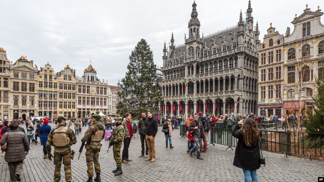 Soldados belgas patrullan la Plaza Grande en Bruselas, donde las celebraciones públicas de Año Nuevo fueron canceladas debido a una seria amenaza terrorista.