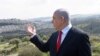 PM Israel Netanyahu memberikan keterangan dengan latar belakang pemukiman Israel Har Homa, di daerah Tepi Barat yang diduduki Israel, 20 Februari 2020. (Foto: dok).