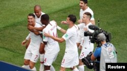 Les coéquipiers de Ronaldo le félicite pour le but contre le Maroc à la 4e minute, lors du Mondial 2018, le 20 juin 2018.