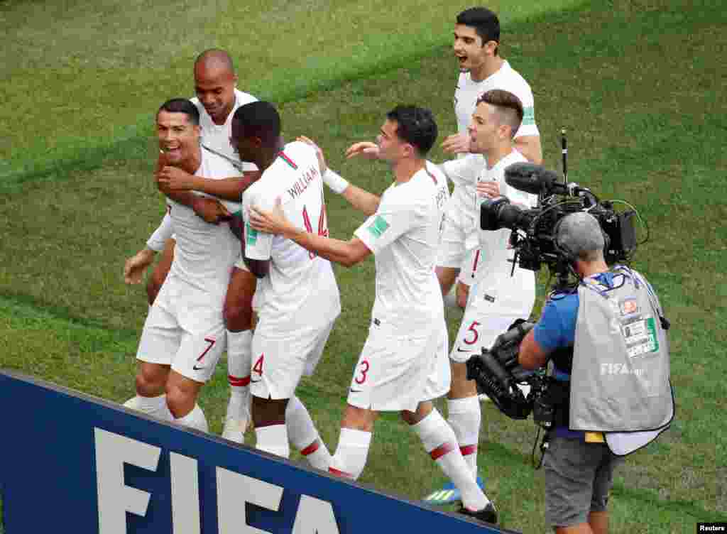 Les coéquipiers de Ronaldo le félicite pour le but contre le Maroc à la 5e minute, lors du Mondial 2018, le 20 juin 2018.